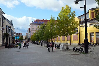 Kauppakatua Kuopion torin kohdalla, näkymä länteen päin.