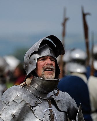 Cavaleiro com armadura participa de uma recriação histórica da batalha de Tewkesbury ocorrida em 1471 na região de Gloucestershire, Inglaterra. (definição 2 110 × 2 637)