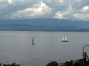 La Savoie toutes voiles dehors, à l'approche de Thonon-les-Bains.