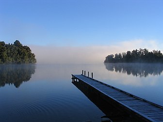 Le lac Mapourika du parc national de Westland Tai Poutini classé au sein du Te Wāhipounamu en Nouvelle-Zélande. (définition réelle 2 048 × 1 536*)