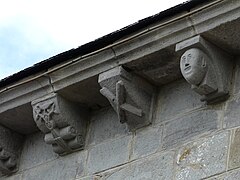 Trois modillons sculptés.