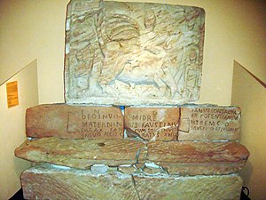 Nahaufnahme des Mithras-Altars im Historischen Museum der Pfalz