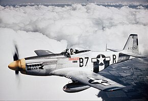 飛行するP-51D-5-NA 44-13357号機 (第361戦闘航空隊所属、撮影年不詳)