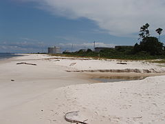 La plage, avec les réservoirs