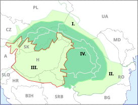 La cuenca de Panonia (III), rodeada por los Cárpatos y la meseta de Transilvania (IV), al este y al norte. También se muestran las llanuras rumanas (II) y las depresiones Subcarpacia (I) más allá de los Cárpatos (también conocidos como Transcarpacia). A veces se incluye la cuenca de Sava, al sur (no se indica) como peri-panoniana.