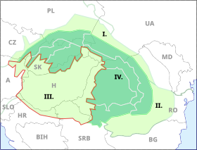 Vert pâle : plaines. Vert foncé : montagnes. Liséré rouge : limites de la plaine de Pannonie (III) dans le bassin du moyen Danube (IV). Bassin du bas Danube (II) ou autres (I). Pointillés : frontières politiques des pays de la région. Cette carte n'inclut pas au Sud, le bassin de la Save (plaine de la Posavine).