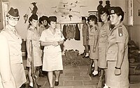 מסדר בקורס מפקדות כתה, צריפין. 1968. החיילות חובשות כובעי "דיילות", ולובשות ירכיות