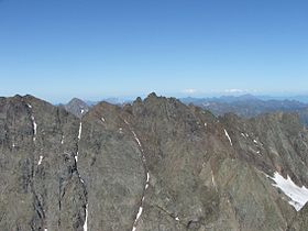 La Punta Scais vista dal Pizzo Coca. Si riconoscono, da sinistra a destra, il Pizzo Redorta, il Pizzo del Diavolo di Tenda, la Punta Scais e, in basso, la Vedretta del Lupo.