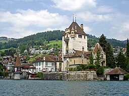 Slottet i Oberhofen am Thunersee från sjösidan.