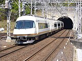 西青山駅から見た新青山トンネル。トンネルの手前は、架線柱の間隔が短くなっている。