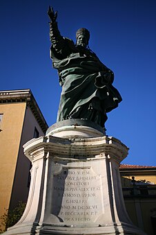 Francesco Nuvolone, monumento a Pío V, ubicado frente al Colegio e inaugurado en 1692.