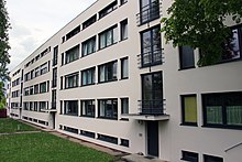 immeuble de 4 étages, quatre cages d’escaliers avec des fenêtres en façade séparent les appartements.