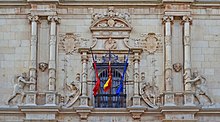 Ventana central de la biblioteca.