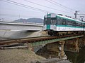 架け替え前の吉田川橋梁と小型車両の600形電車。 （2004年）