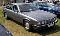 Una XJ (XJ40) nella versione Standard, a fari tondi (1989).