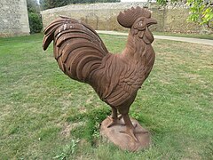 Sculpture de coq dans le parc de l'ancien château.