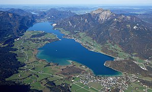 オープニングの空撮で映るヴォルフガング湖。