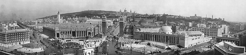 Vue de l'exposition internationale de 1929 depuis la place d'Espagne.