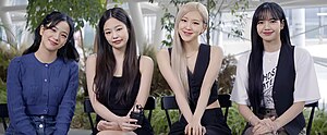 Blackpink в марте 2021 года Слева направо: Джису, Дженни, Розэ и Лиса