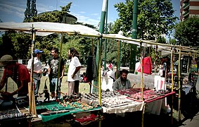 Feria de artesanos frente a la Plaza Santamarina, en el Partido de Esteban Echeverría, provincia de Buenos Aires, Argentina.