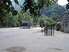 Vue d’un poste de police au milieu d’une route.