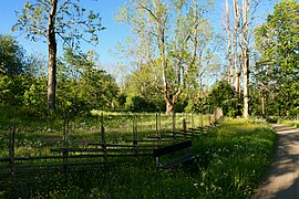 Banc près de l'entrée du parc.