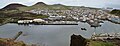 Heimaey vu vers le sud depuis Heimaklettur avec les volcans Eldfell et Helgafell à gauche et le port au premier plan.