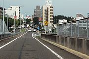 オフランプ。東名高速名古屋ICの流出路（右の道路）と合流してから一般道（左の道路）へ流出する。