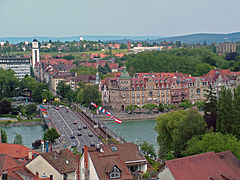 Vista desde la torre de Constance Minster hasta el comienzo del Seerhein Konstanz en el viejo puente sobre el Rin