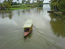 കുമരകം പാലത്തിന്റെ കീഴിലൂടെ നീങ്ങുന്ന വള്ളം