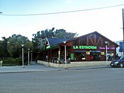 Confitería la estación que conmemoró al apeadero que allí se ubicó en reemplazo de la estación Comodoro. Por delante de este edificio pasaban las vías del desvío hacia el puerto.