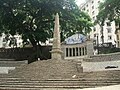 O Chafariz do Largo da Memória (à direita), em São Paulo, foi inaugurado no ano de 1922 em estilo neocolonial. Já o Obelisco do Piques é realmente da época colonial.