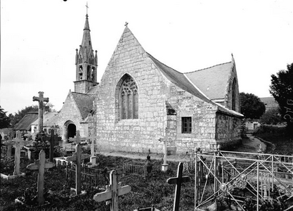 L'église Saint-Jean-Baptiste en 1922 vue sous un autre angle.