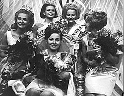 Miss Suomi 1967 Ritva Lehto, ympärillään vasemmalta toinen perintöprinsessa Hedy Rännäri, neljäs perintö­prinsessa Sinikka Uotinen, kolmas perintö­prinsessa, lehdistön ihanne­tyttö Terttu-Irmeli Haisala ja ensimmäinen perintö­prinsessa Satu Kostiainen.