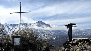 Croce ed altare sulla cima di Monte Zoccolaro.