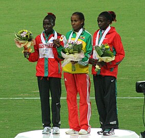 O pódio dos 5000 metros femininos com a campeã Meseret Defar ao centro.