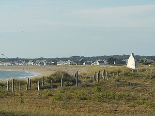 Sentier du littoral et ancien amer dominant la plage de Pen-Bron.