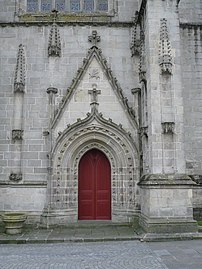 Portail nord de Notre-Dame de la Chandeleur percé d'une baie en tiers-point et sans tympan, surmontée d'une accolade ornée de choux frisés et amortie par un fleuron.