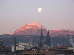 Le puy de Dôme avec les deux flèches de la cathédrale de Clermont-Ferrand.