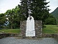 Monument aux morts en marbre blanc. Le mur et le muret sont construits avec des pierres de schiste issues de la carrière du village.