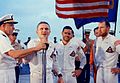 Photographie en couleur de Borman lors d'un discours sur le Yorktown.