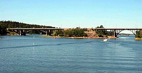 Ponts du détroit Naantalinsalmi. Le pont Ukko-Peka à l'arrière, le pont de Naantalinsalmi devant.