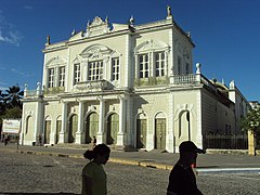 Fachada na rua.