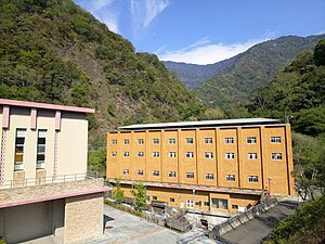 萬大發電廠廠房外觀，前方為1號至3號機廠房，左邊為新建之4號機廠房