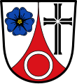 Markt Flachslanden In Silber eine eingeschweifte rote Spitze, darin ein silberner Ring; vorne eine blaue Flachsblüte, hinten ein schwarzes facettiertes Tatzenkreuz.