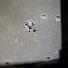 Photo vue d'en haut du module d'Apollo 11 avec la surface lunaire en contrebas