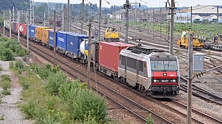 A Dourges/Perpignan freight train hauled by BB 26227 in Multiservice livery.