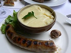 Bol d'aligot et boudin à la viande en Aveyron.