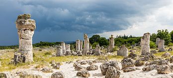 La Pobiti Kamani, en Bulgarie. (définition réelle 8 688 × 3 924)