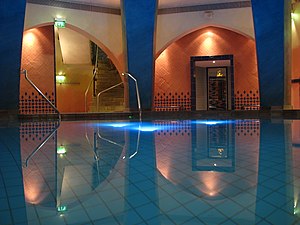 Vue sur la piscine de repos avec de l'eau thermale à 34°C dans l'univers thermal oriental des Carolus Thermen (de) à Aix-la-Chapelle, en arrière-plan l'accès au tepidarium.